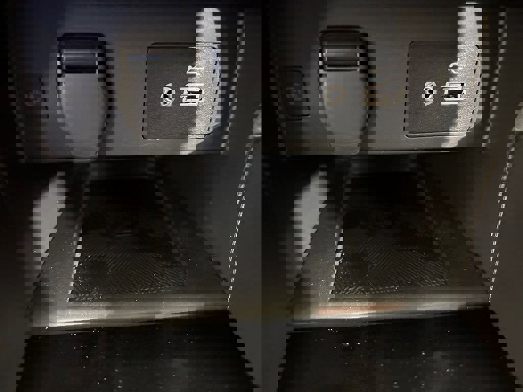 Used 2025 Nissan Versa SV w/ Trunk Package image 30