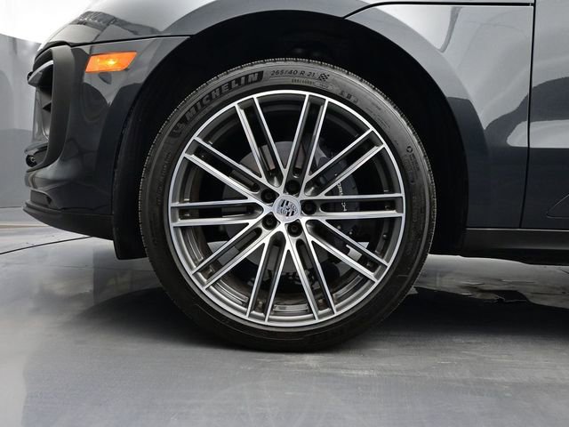 Certified 2025 Porsche Macan image 6