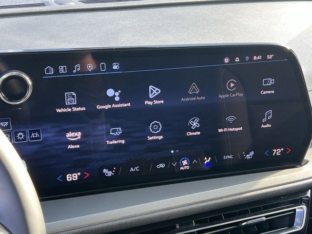 Used 2025 Chevrolet Traverse LT image 13