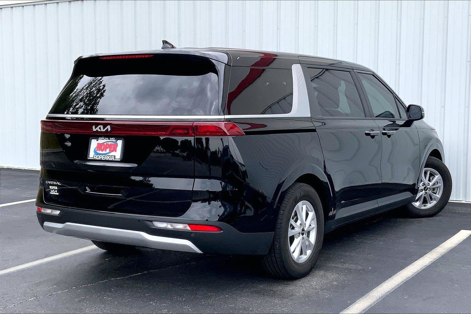 Used 2024 Kia Carnival LX FWD image 7