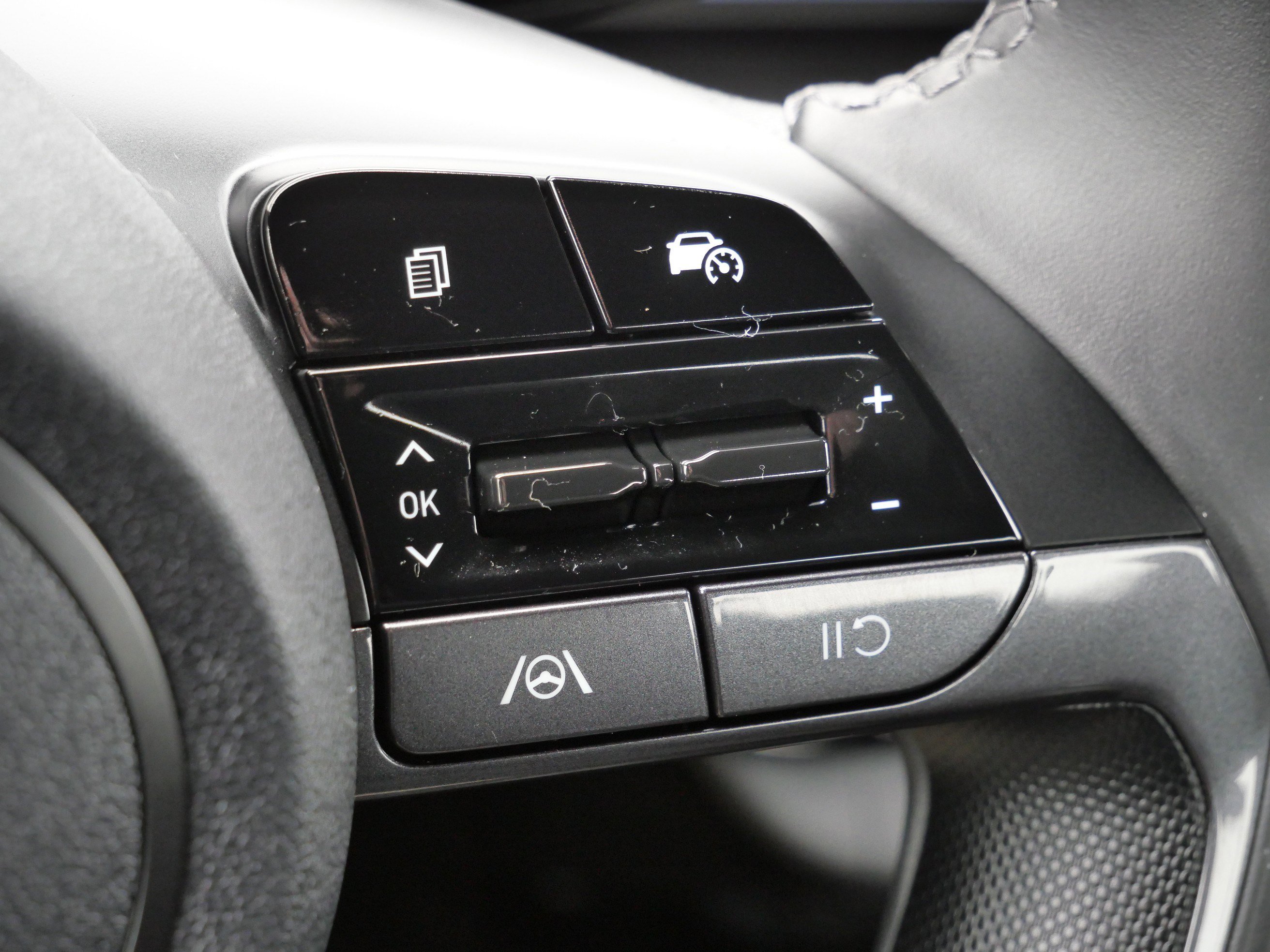 Used 2025 Hyundai Elantra SEL image 31