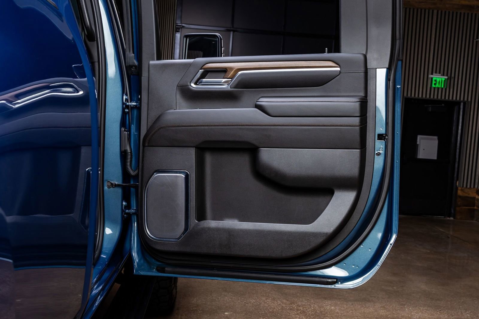 Used 2024 Chevrolet Silverado 2500 High Country w/ High Country Premium Package AWD/4WD image 39