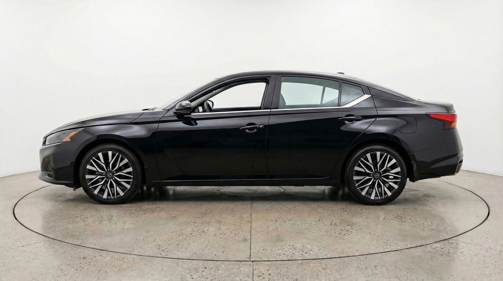 Used 2025 Nissan Altima 2.5 SV image 5