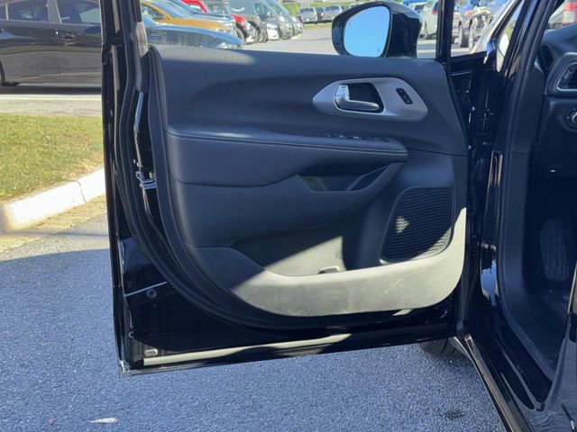 New 2026 Chrysler Pacifica Limited image 10