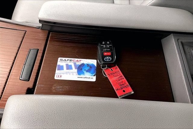 Used 2022 Toyota Sienna XLE w/ XLE Plus Package FWD image 11