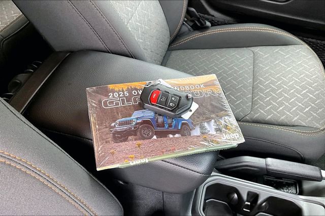 Used 2025 Jeep Gladiator Mojave w/ Convenience Group image 10