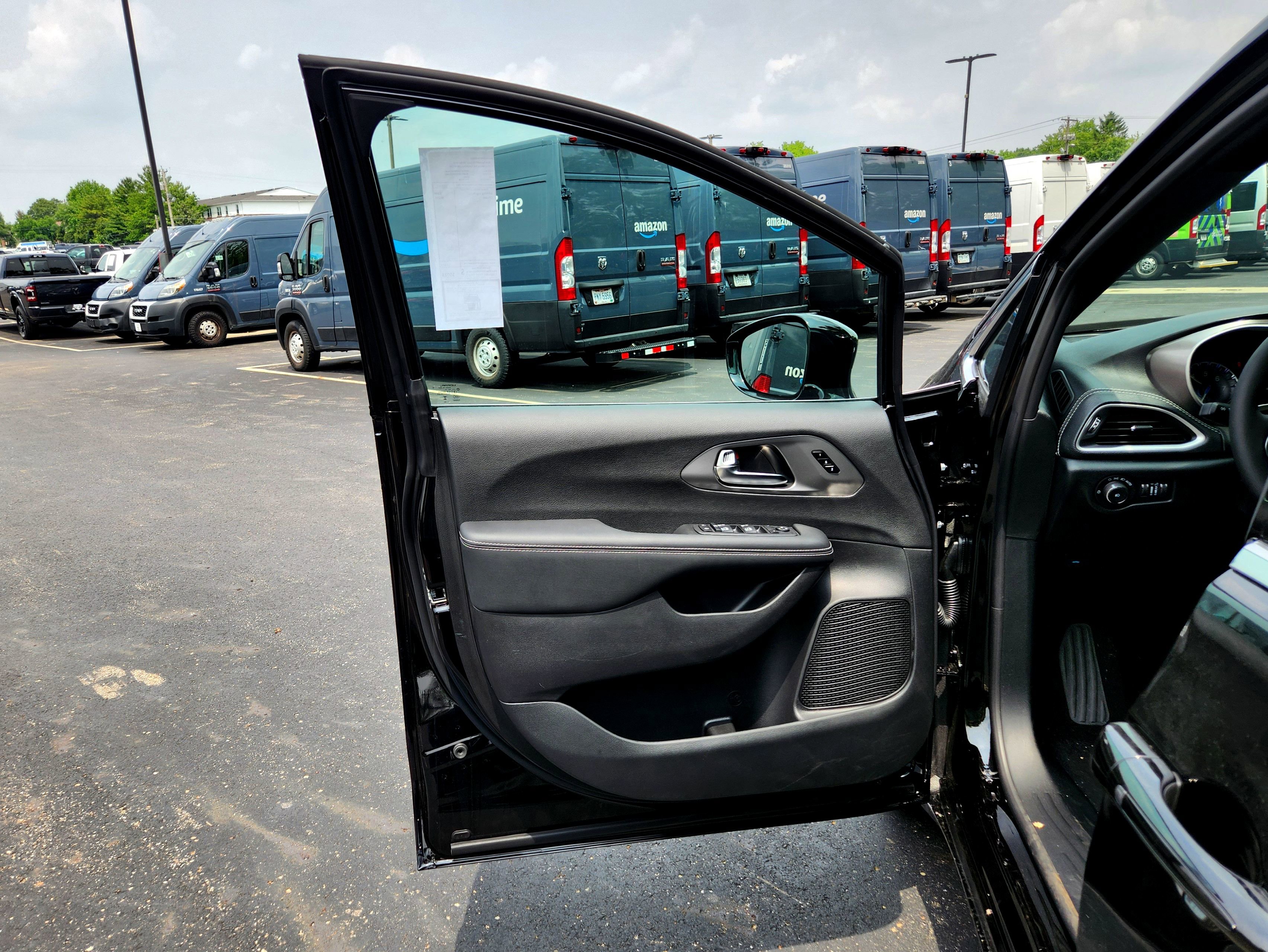 New 2025 Chrysler Pacifica Select w/ Uconnect Theater Family Group image 13