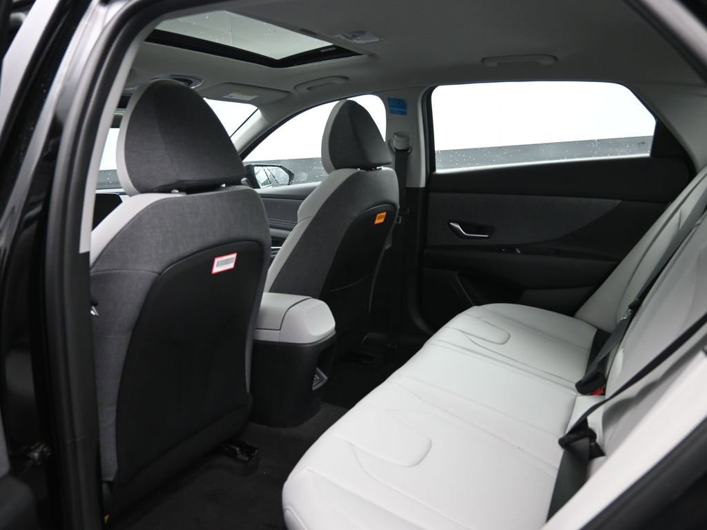 Used 2025 Hyundai Elantra Limited FWD image 28
