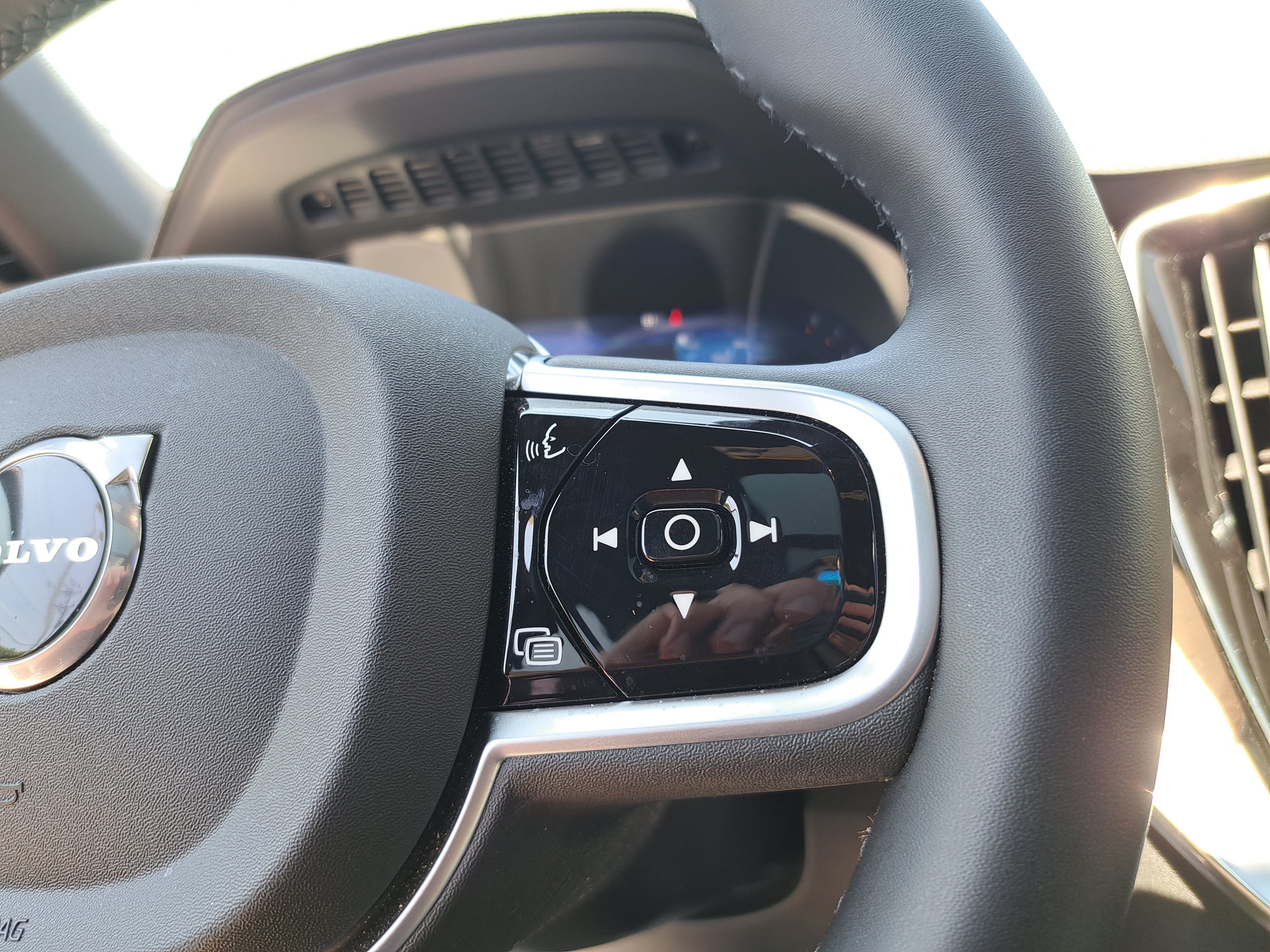 New 2025 Volvo XC90 B5 Plus AWD/4WD image 17