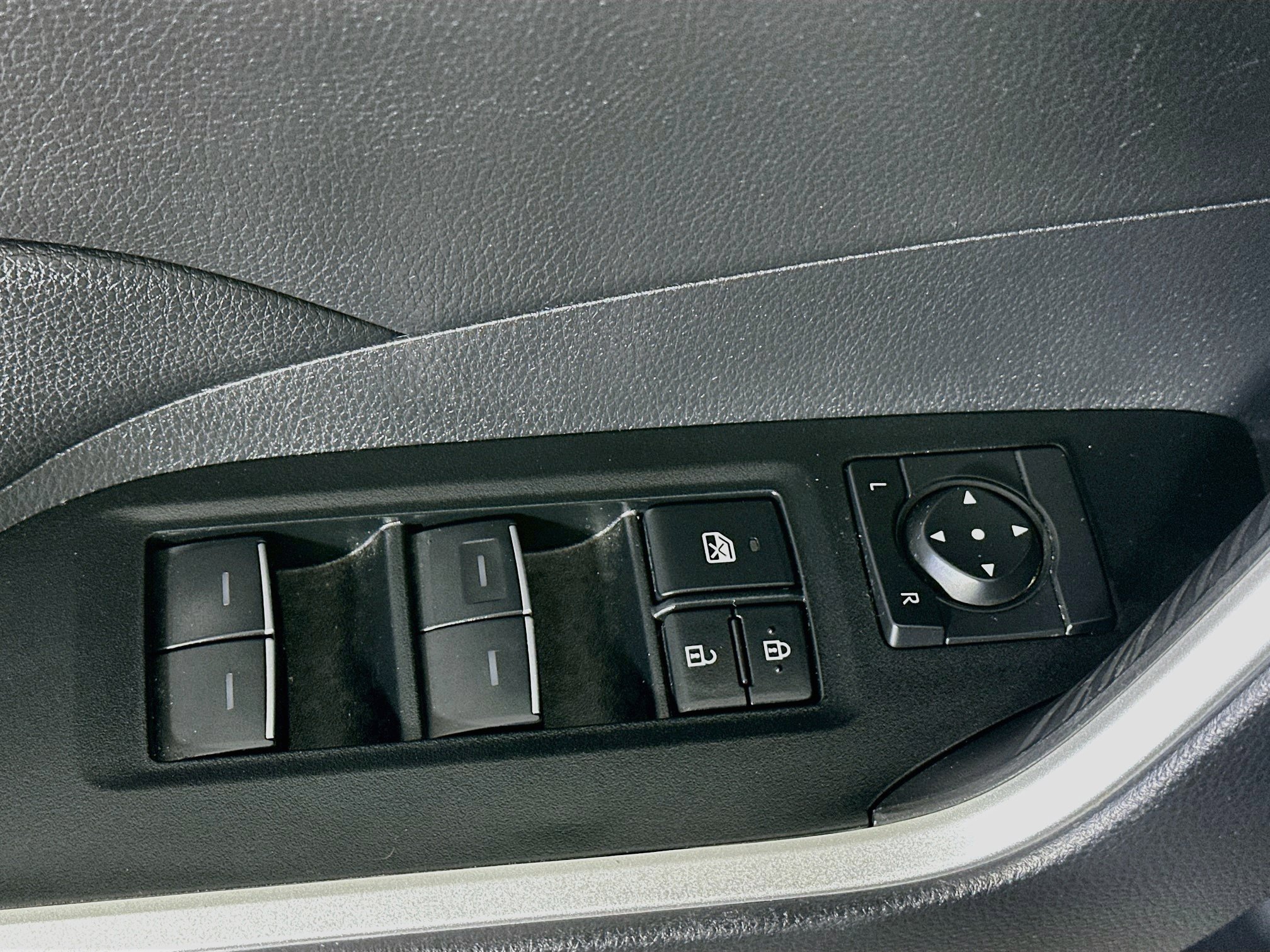 Used 2025 Toyota RAV4 XLE AWD/4WD image 15