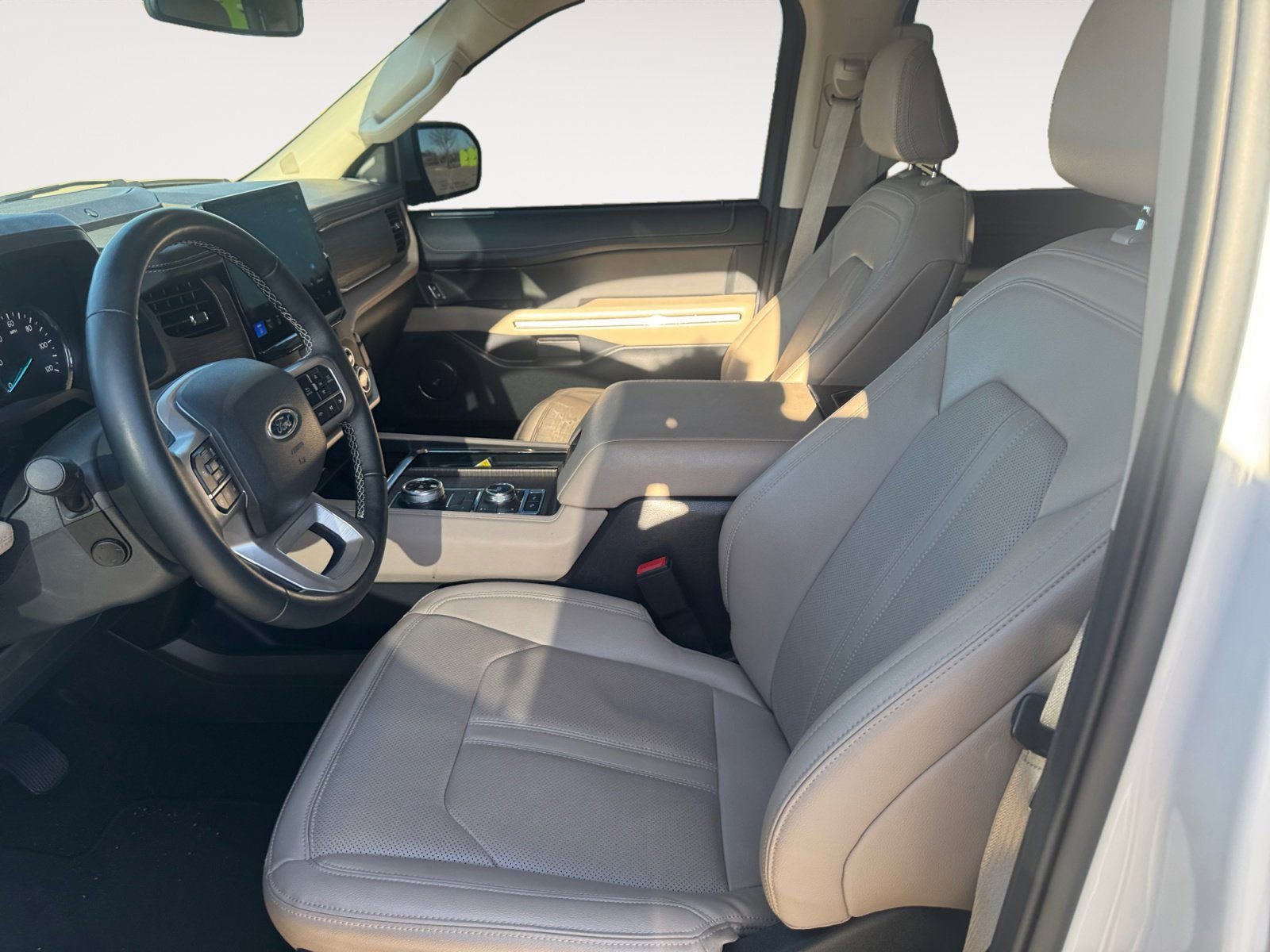 Used 2024 Ford Expedition Limited image 9