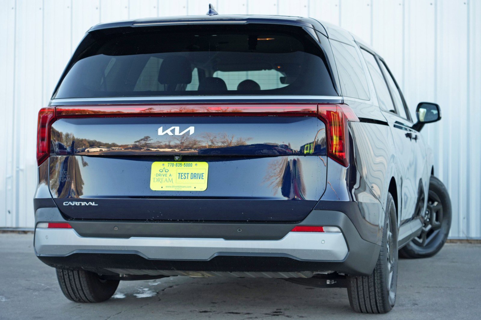Used 2025 Kia Carnival FWD image 5