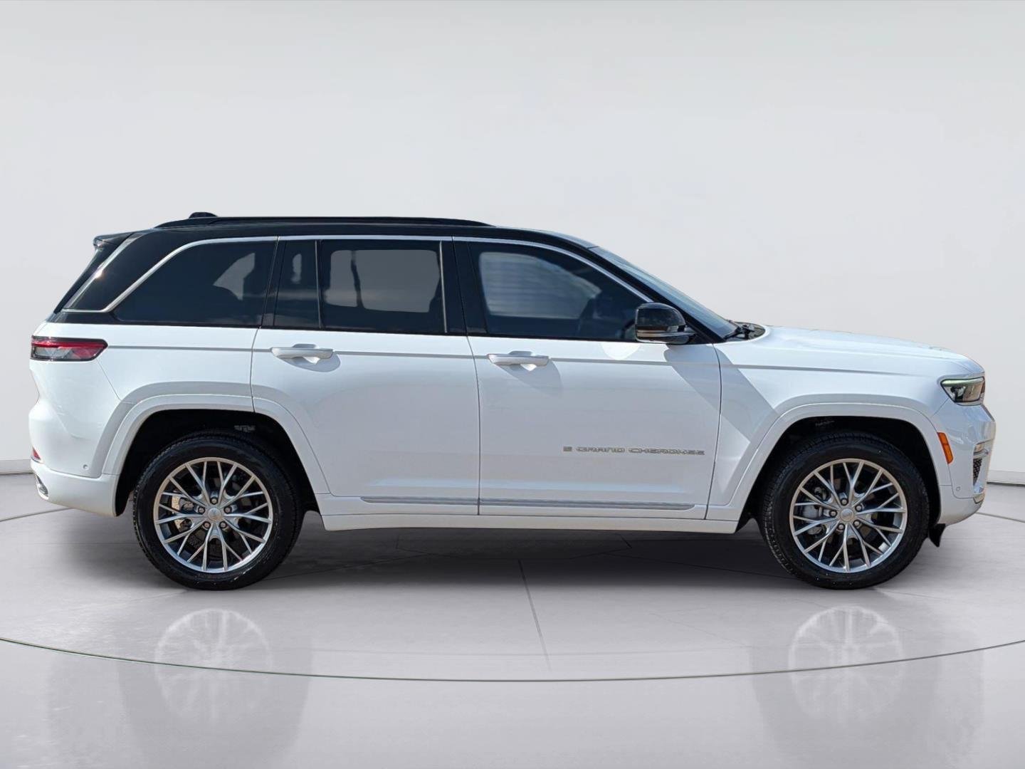 Used 2025 Jeep Grand Cherokee Summit AWD/4WD image 6