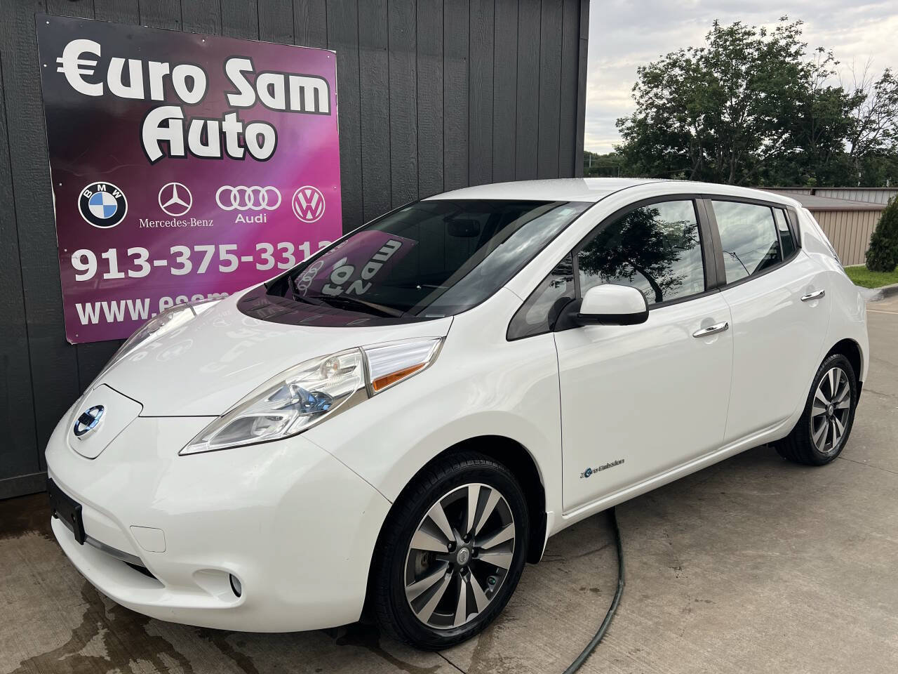 Used 2015 Nissan Leaf SL w/ Premium Package FWD image 3