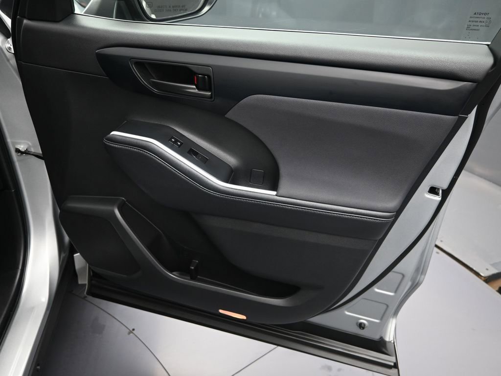 Used 2024 Toyota Highlander LE image 36