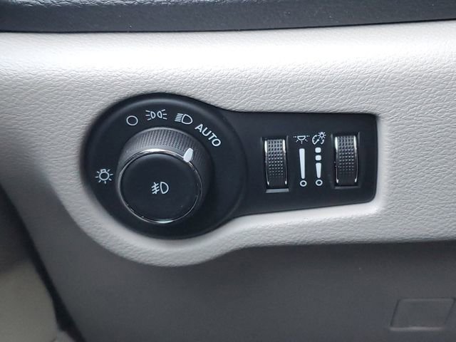 Used 2024 Chrysler Pacifica Limited w/ Uconnect Theater Family Group image 21