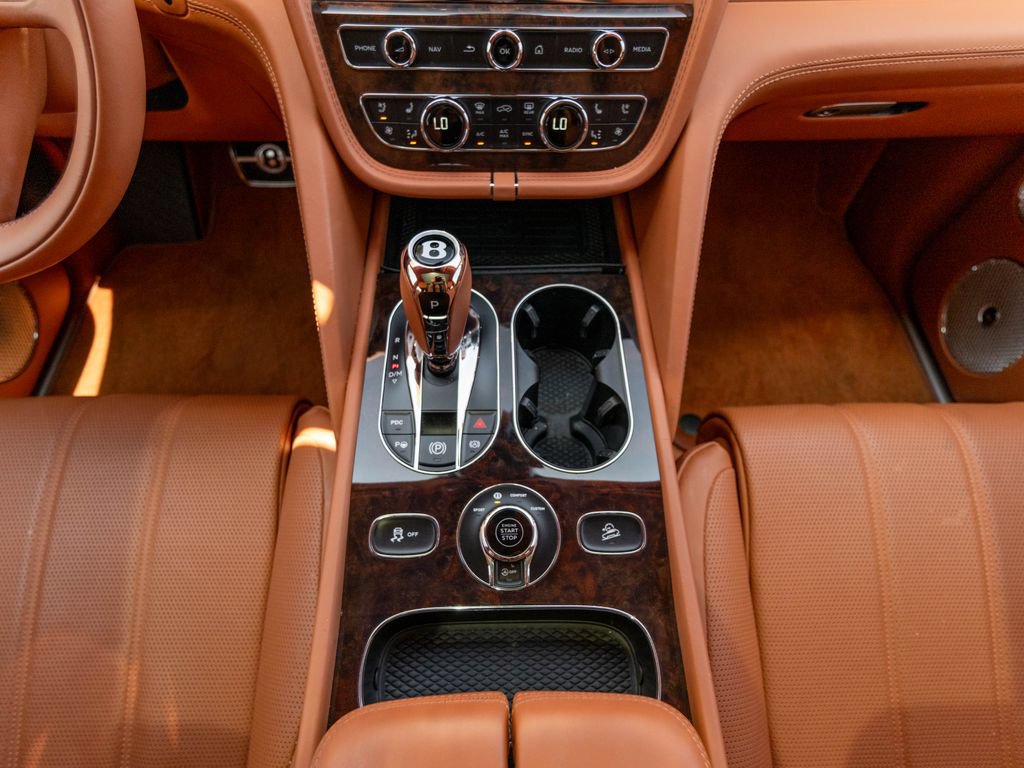 Used 2022 Bentley Bentayga AWD/4WD image 28