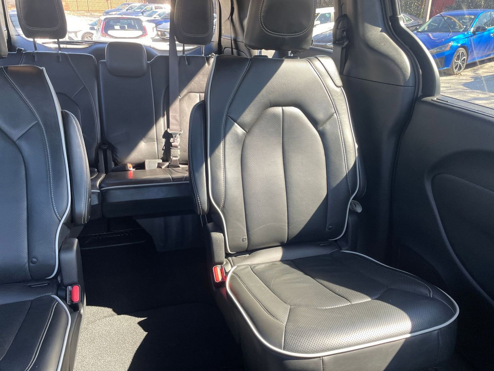 Used 2025 Chrysler Pacifica Limited image 39