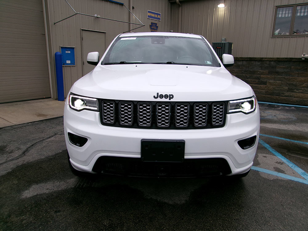 Used 2022 Jeep Grand Cherokee Laredo X AWD/4WD image 2