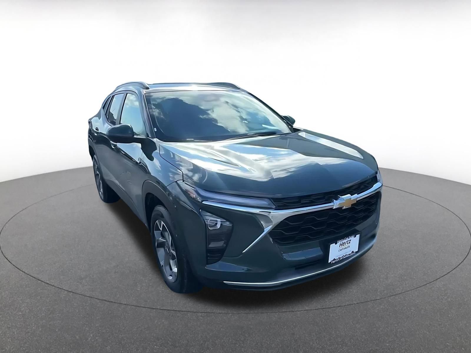 Used 2025 Chevrolet Trax LT w/ LT Convenience Package image 3