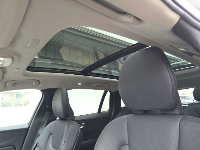 Certified 2025 Volvo V60 B5 Cross Country Plus image 29