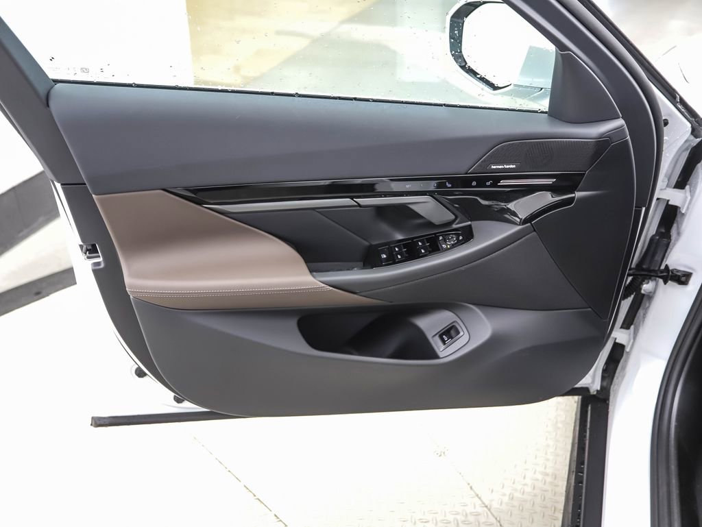 Used 2026 BMW 530i xDrive image 9