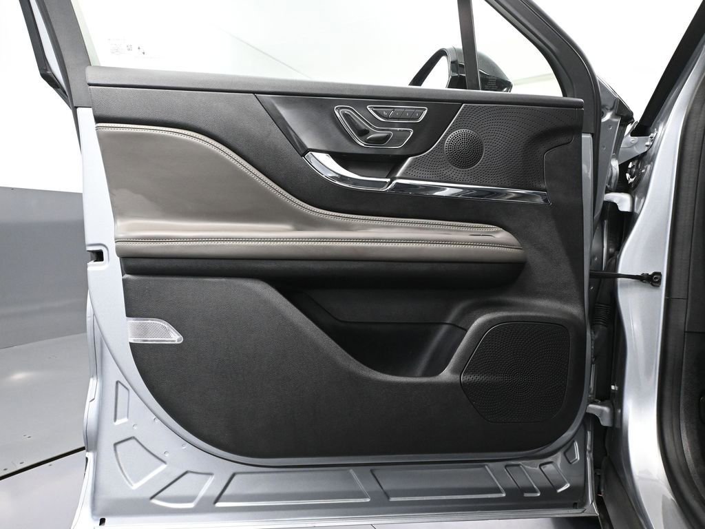 Used 2024 Lincoln Corsair Reserve image 16