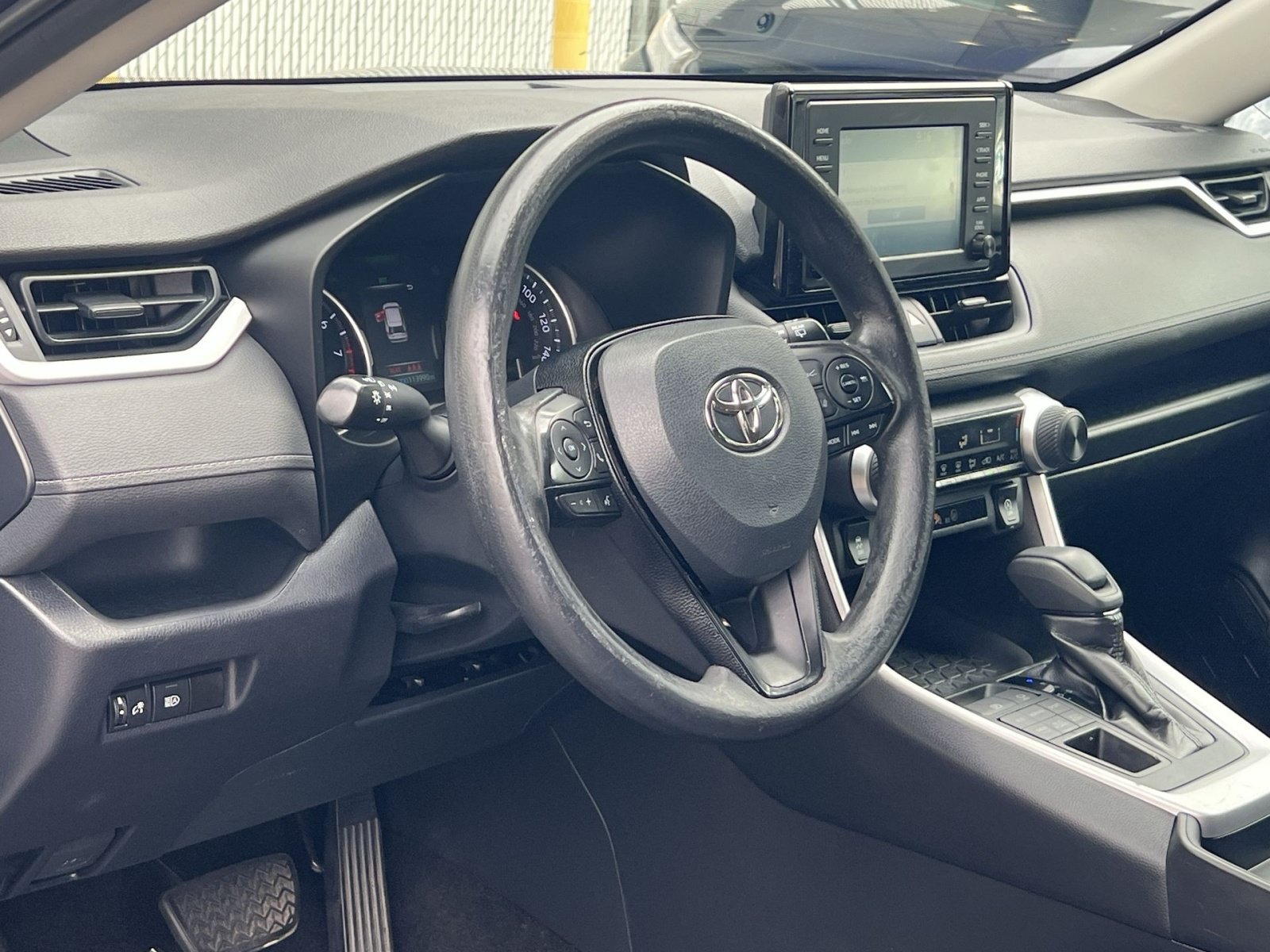Used 2019 Toyota RAV4 LE AWD/4WD image 16