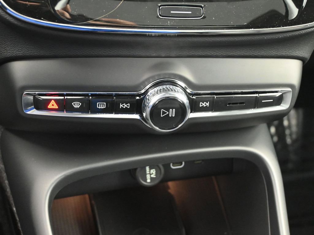 New 2025 Volvo XC40 B5 Core w/ Protection Package Premier image 15