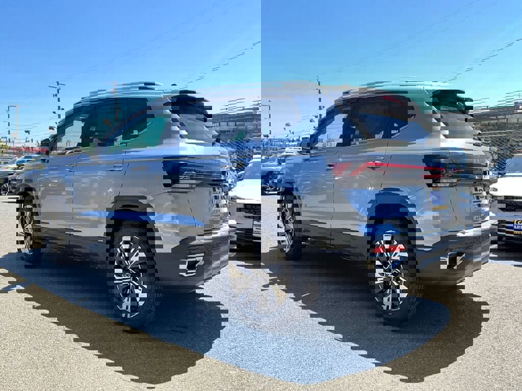 New 2025 Volkswagen Taos SE image 5