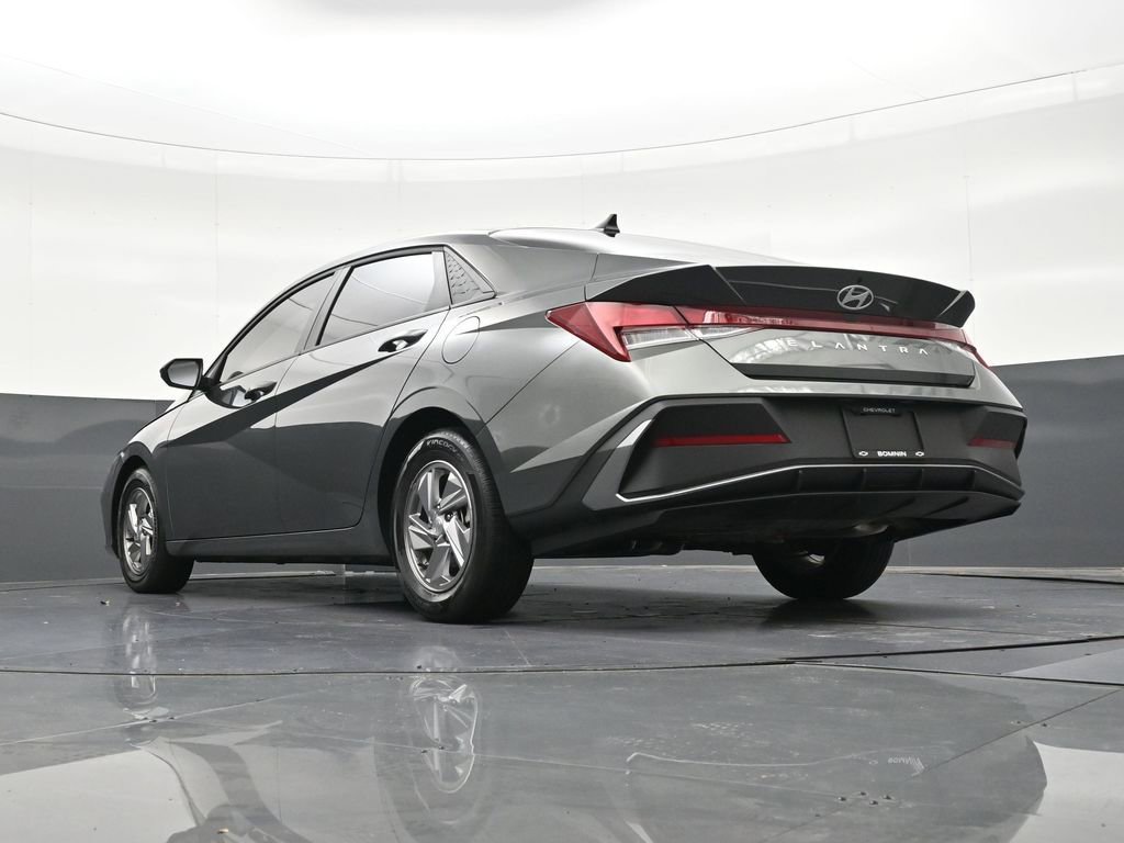 Used 2025 Hyundai Elantra SE image 25