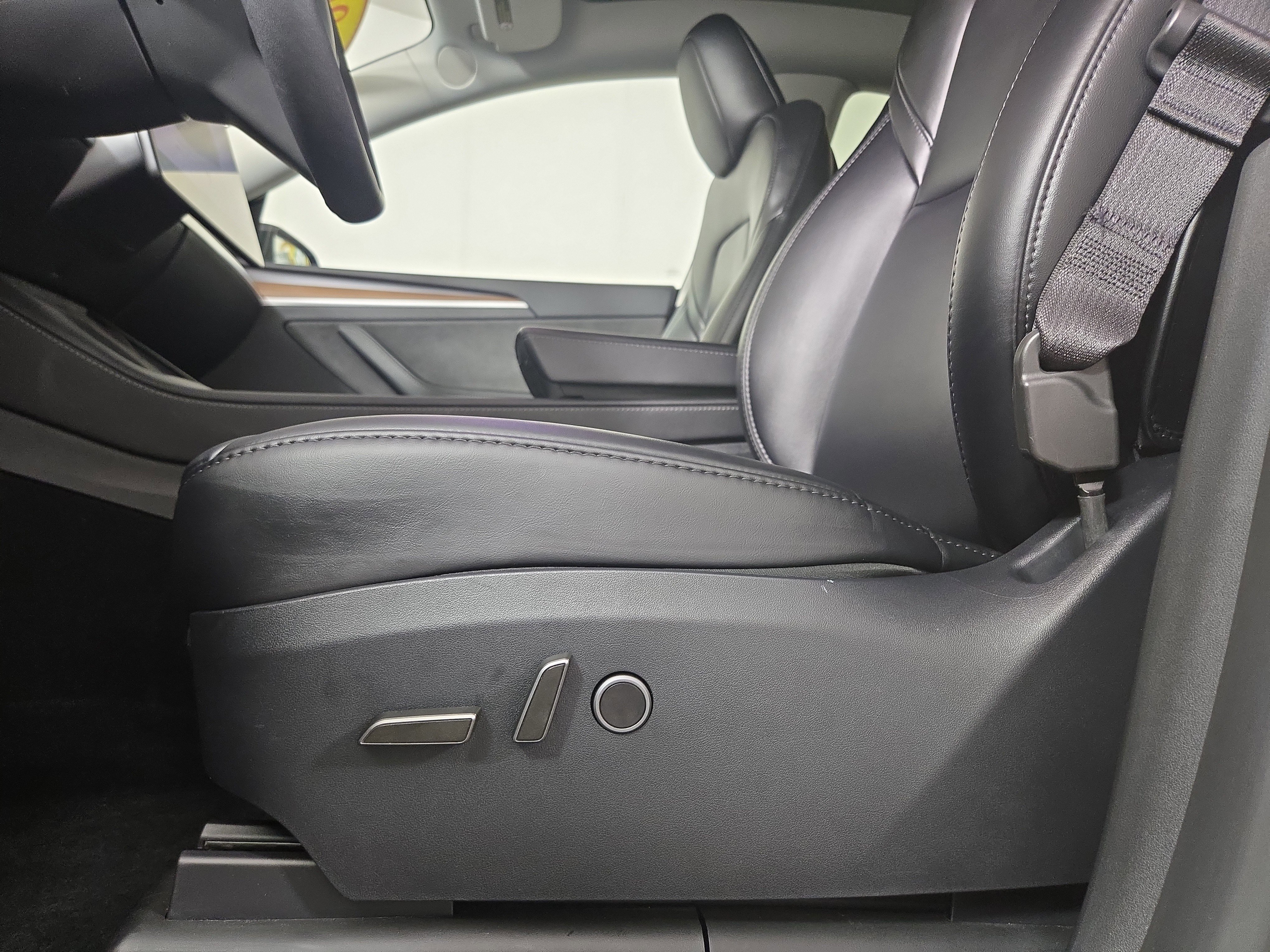 Used 2024 Tesla Model Y Long Range AWD/4WD image 30