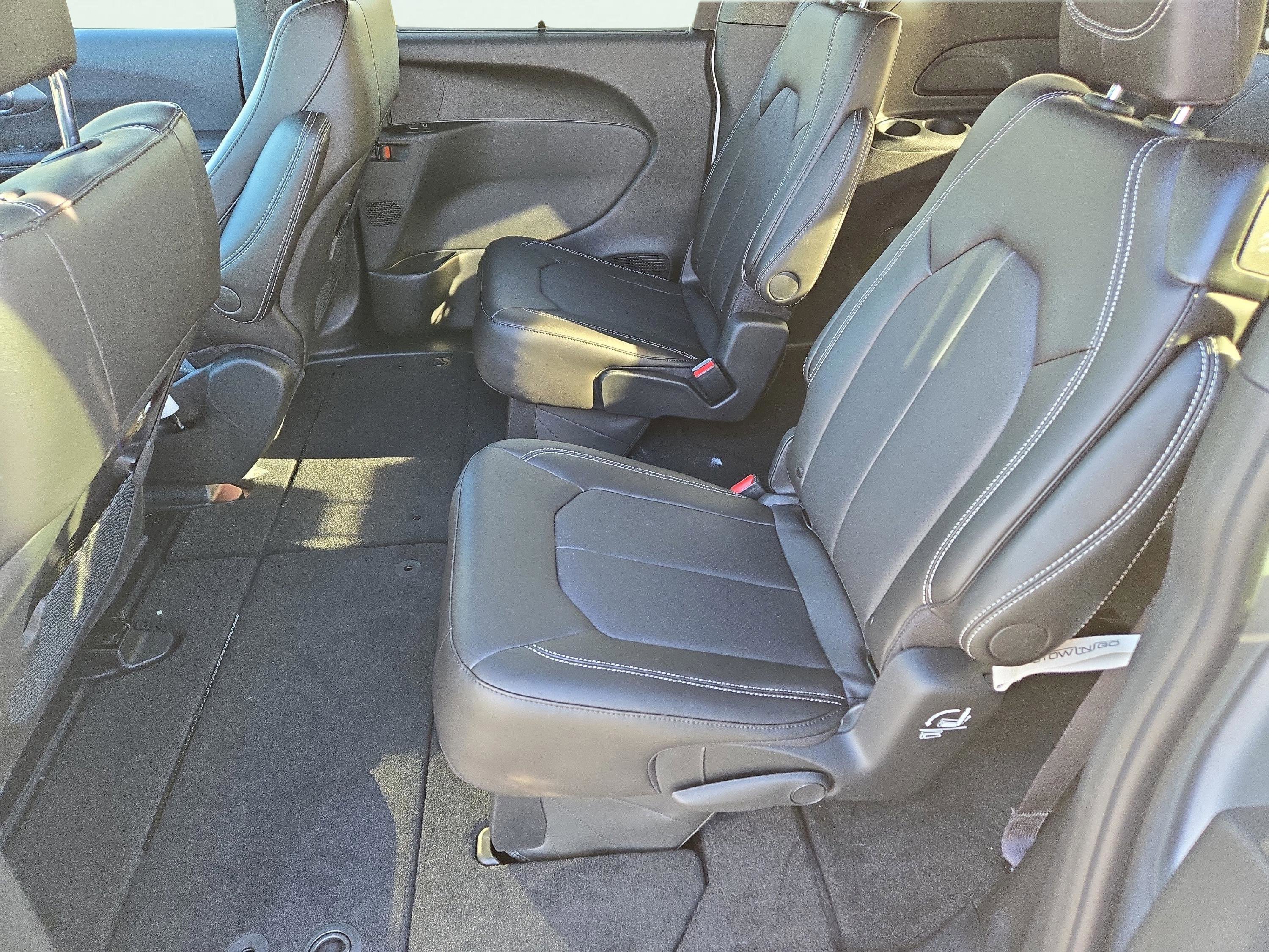 New 2026 Chrysler Pacifica Select w/ S Appearance Package image 18