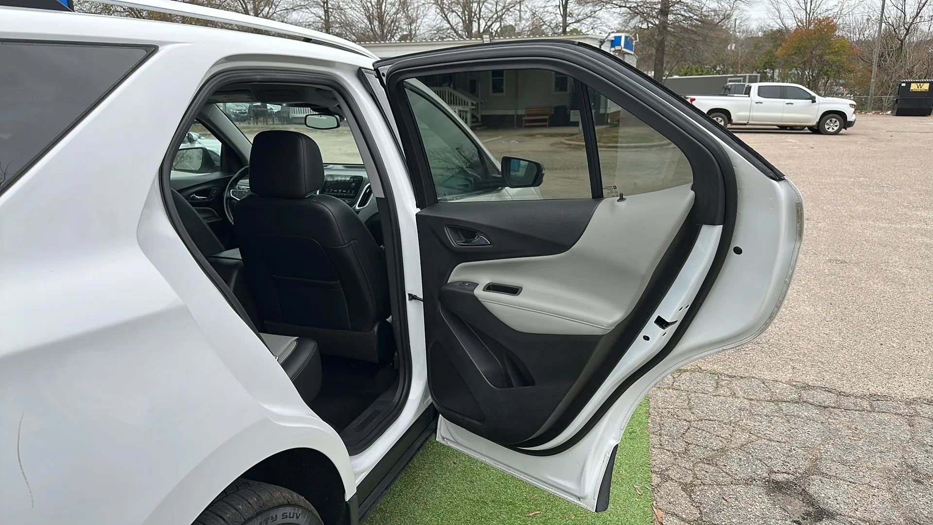 Used 2018 Chevrolet Equinox Premier FWD image 22