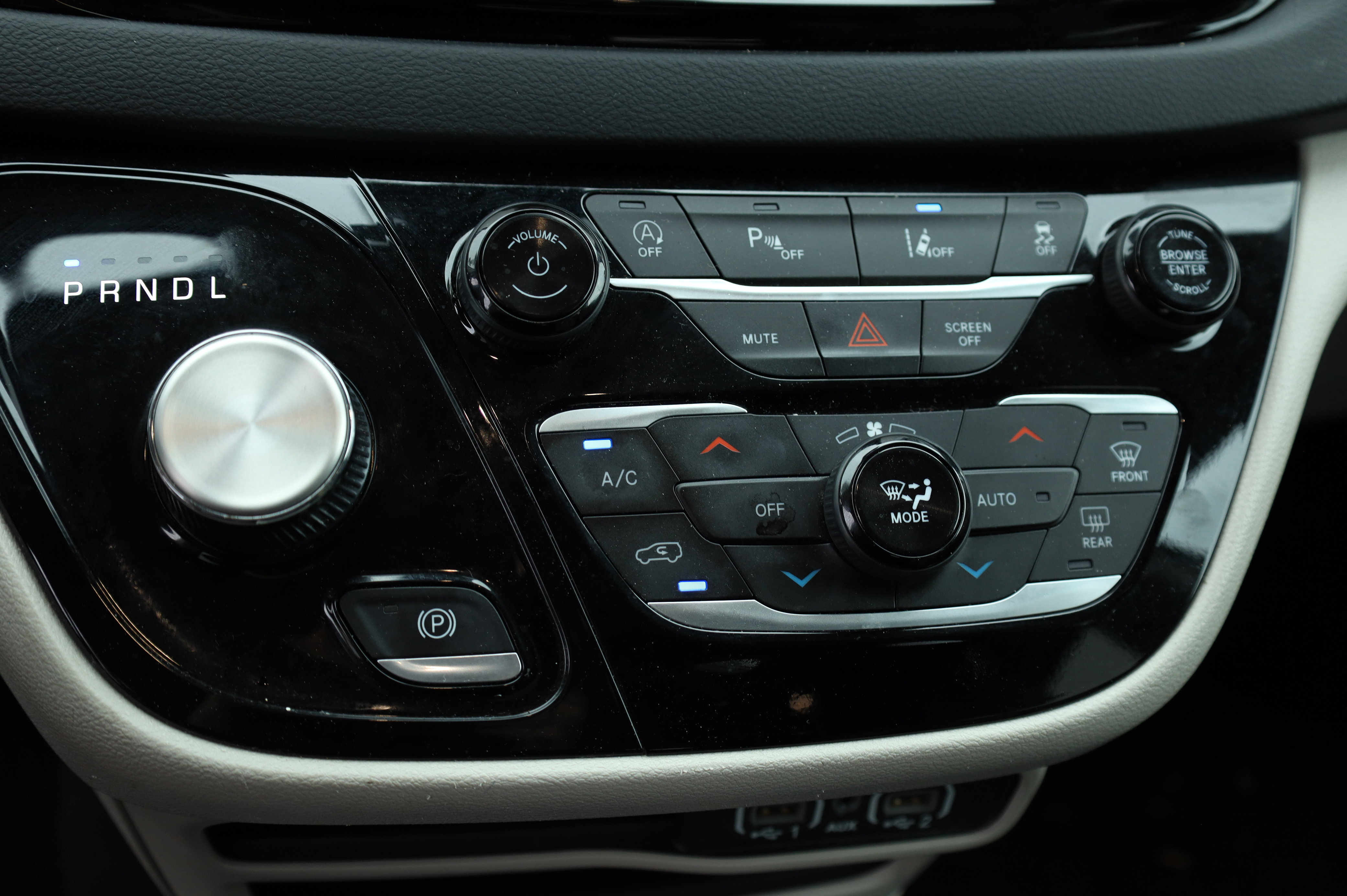 Used 2023 Chrysler Pacifica Touring-L image 9