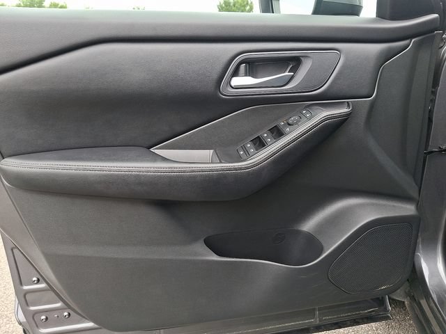 Used 2025 Nissan Rogue SV AWD/4WD image 12