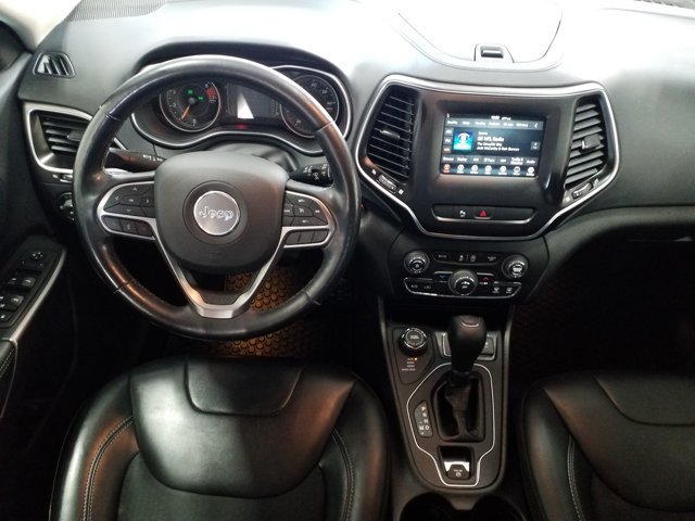Used 2019 Jeep Cherokee Latitude Plus w/ Cold Weather Group AWD/4WD image 3
