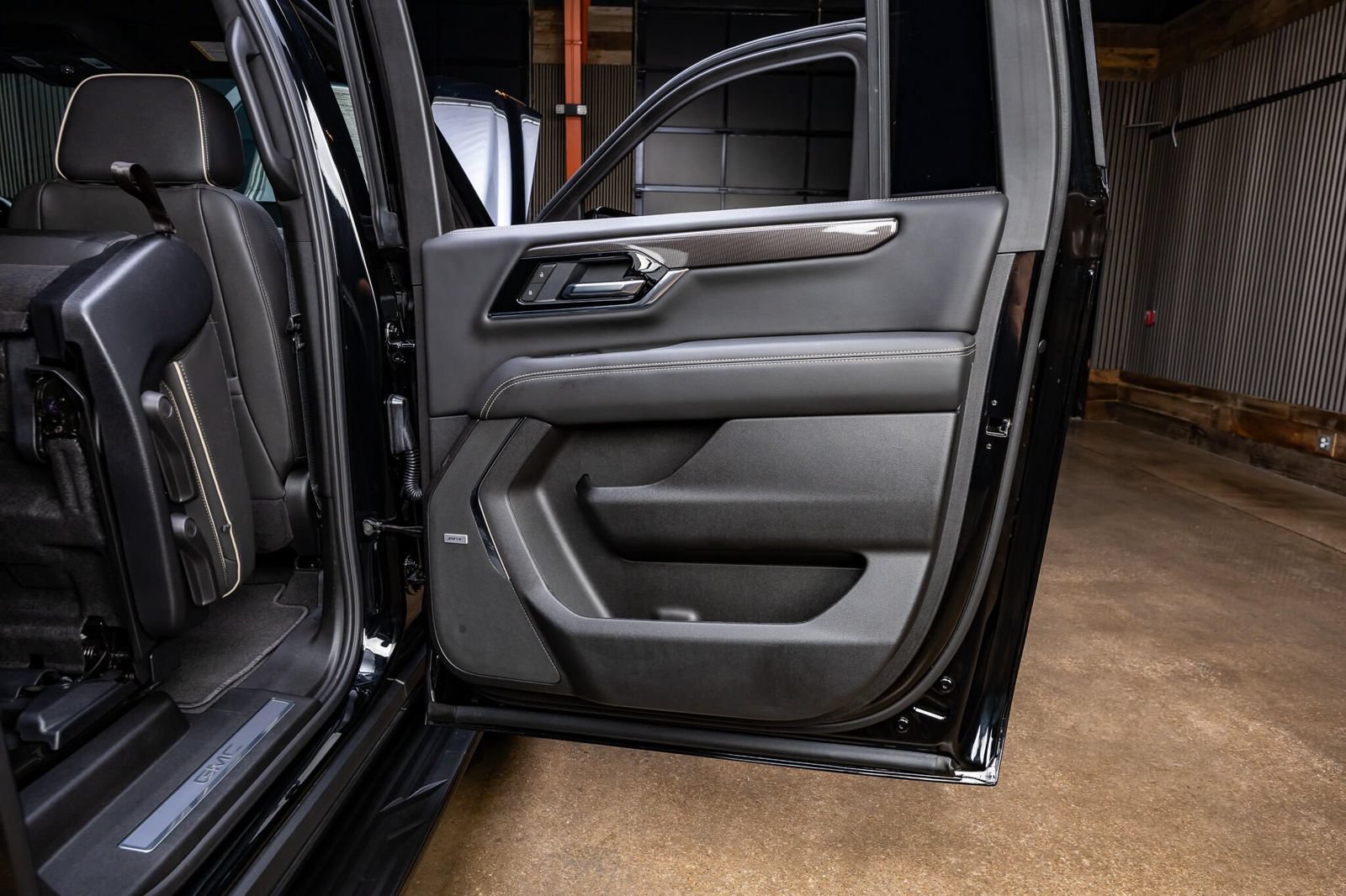 Used 2025 GMC Yukon XL Elevation AWD/4WD image 44