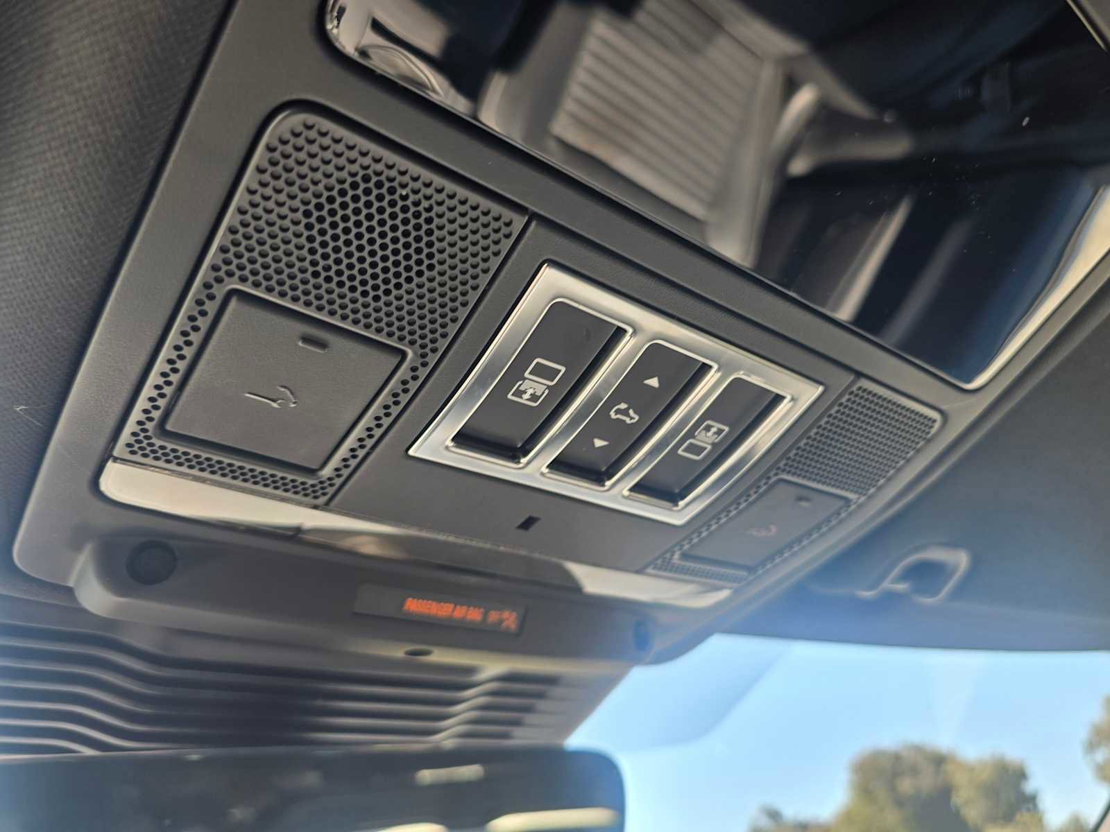Used 2025 Land Rover Discovery Dynamic SE AWD/4WD image 37