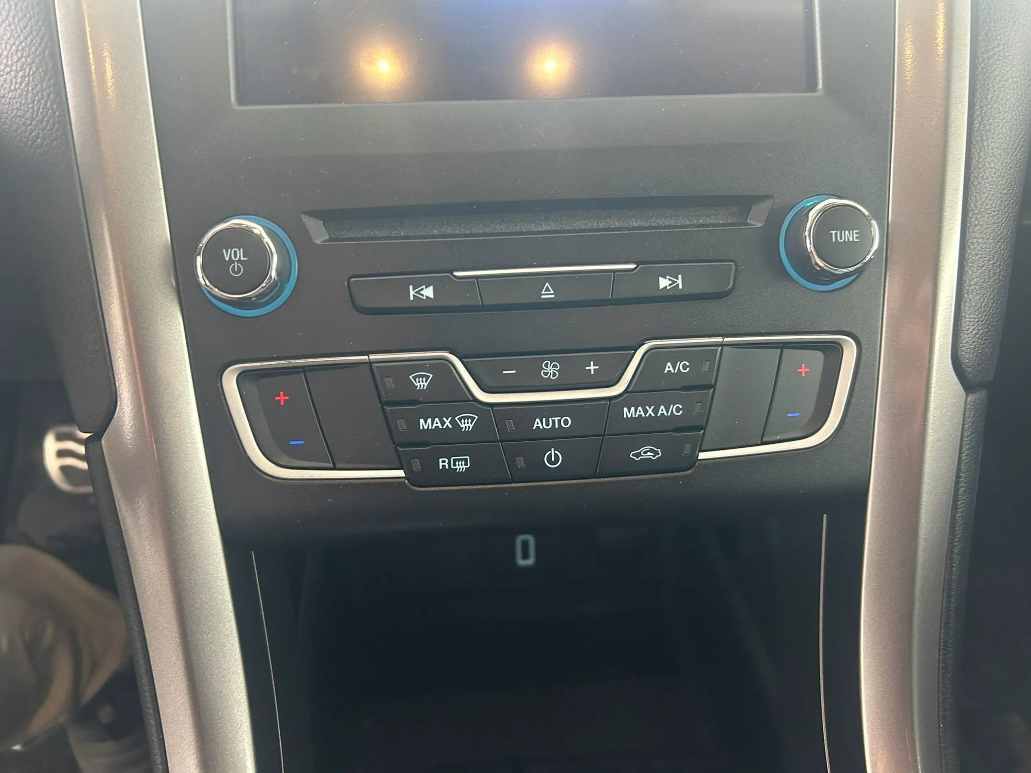 Used 2018 Ford Fusion SE FWD image 20