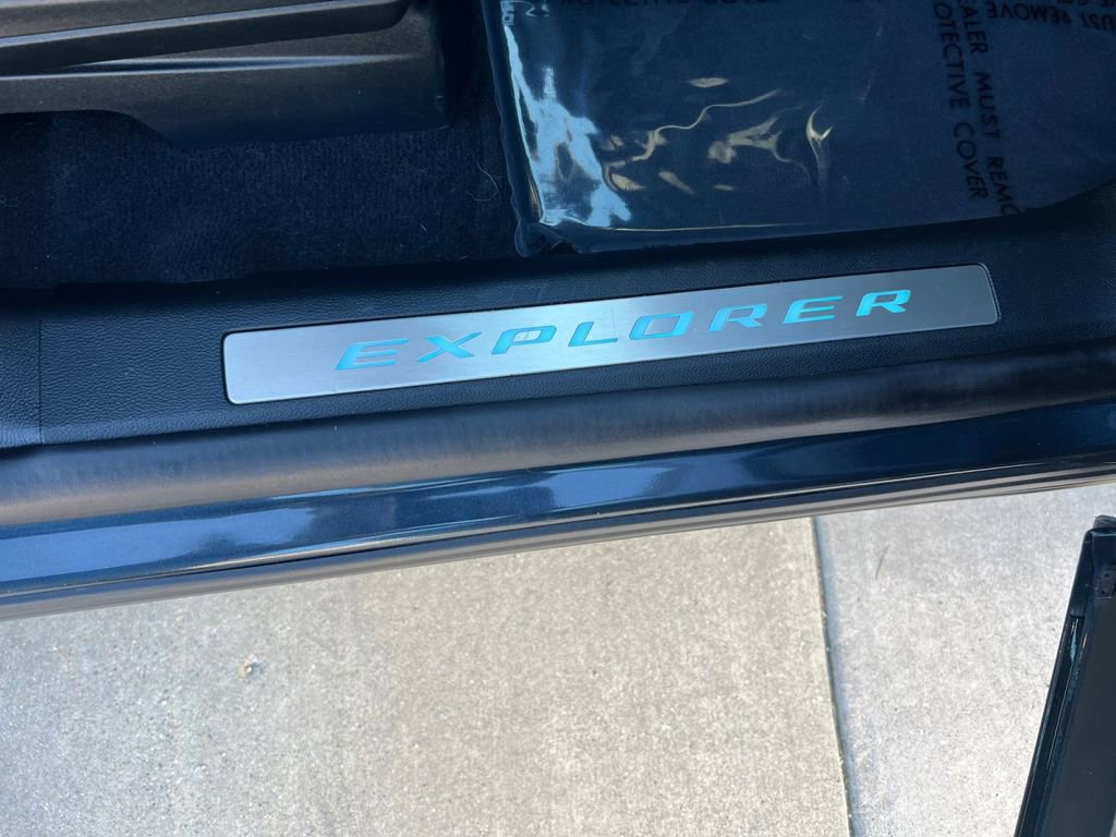 Used 2023 Ford Explorer Platinum w/ Technology Package image 27