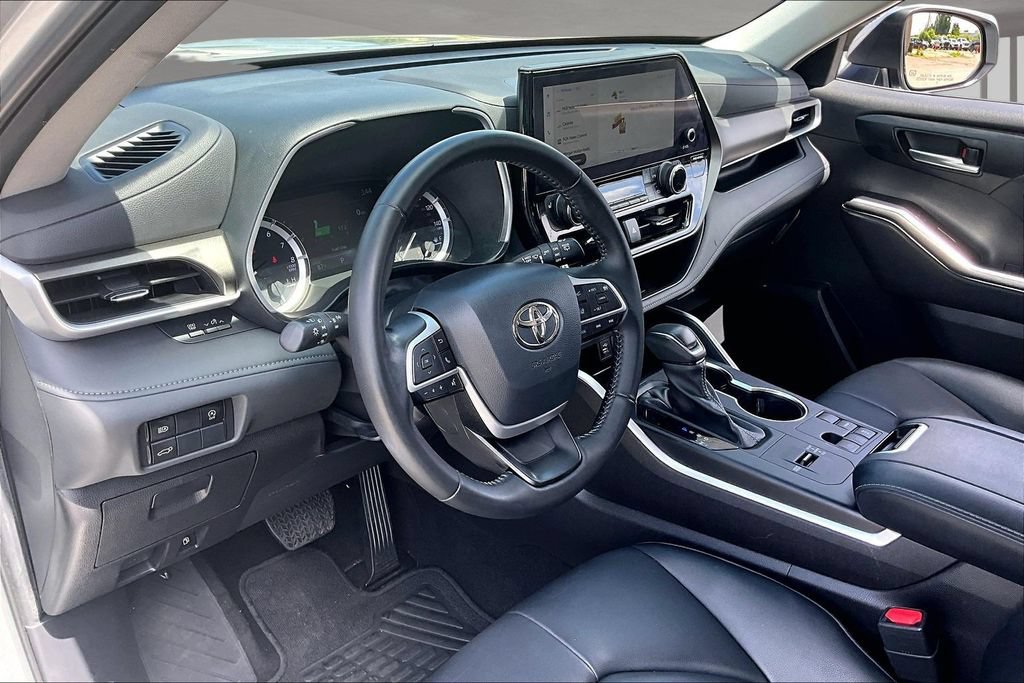 Used 2023 Toyota Highlander XLE FWD image 16