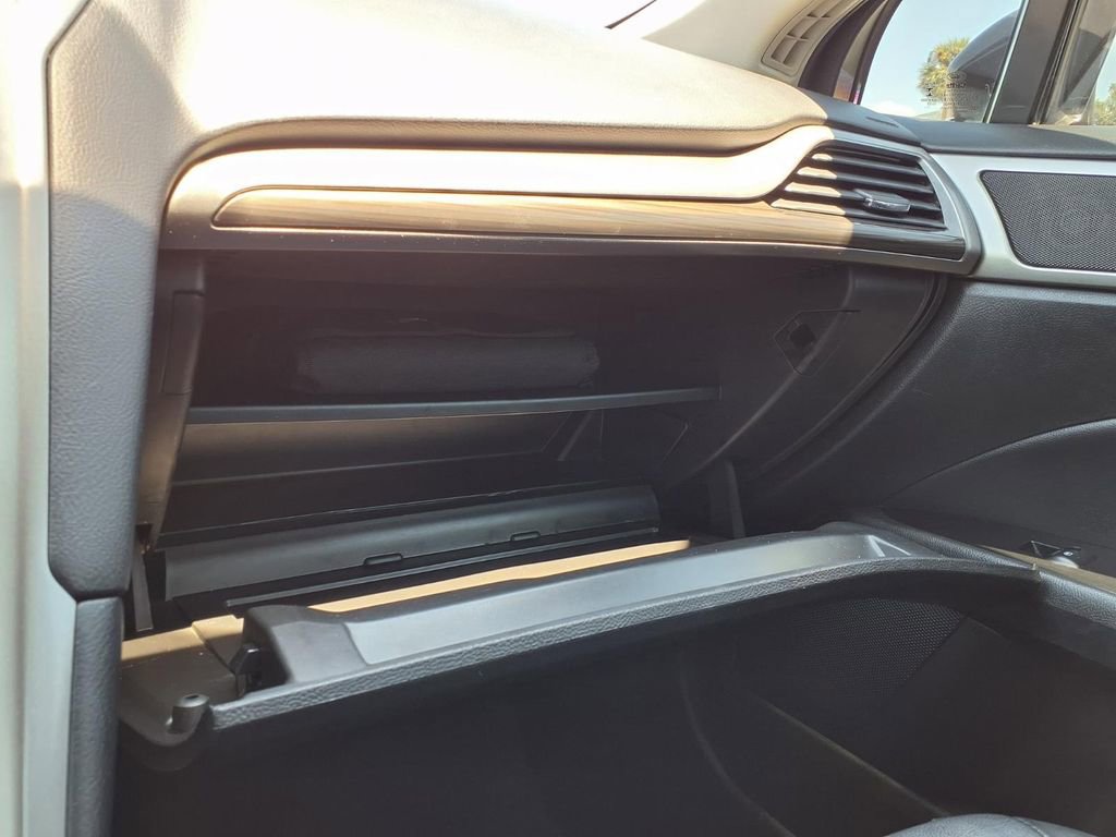 Used 2018 Ford Fusion SE w/ Fusion SE Technology Package FWD image 32