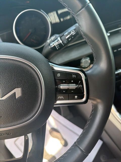 Used 2023 Kia Carnival EX image 16