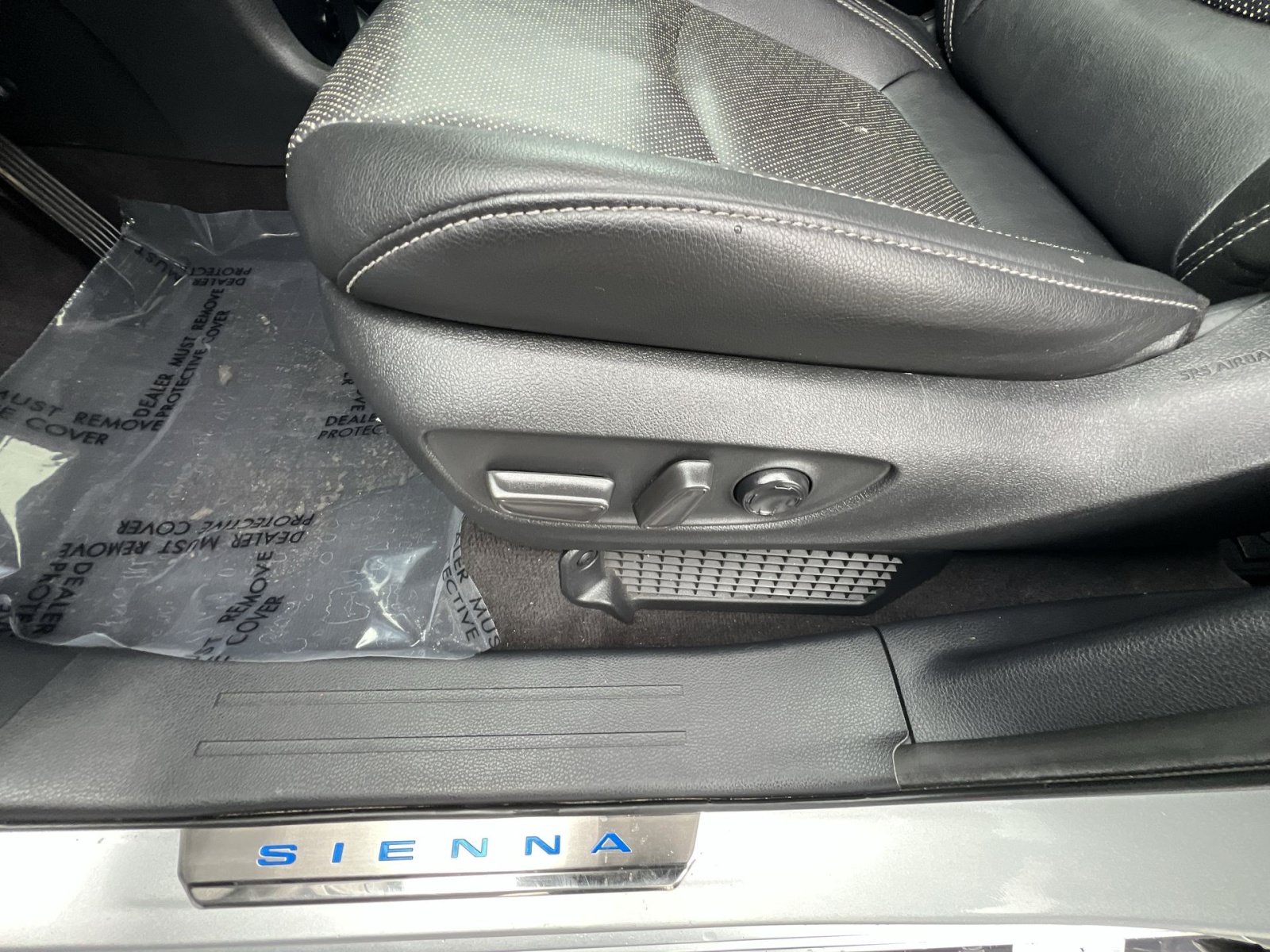 Used 2023 Toyota Sienna XSE AWD/4WD image 14