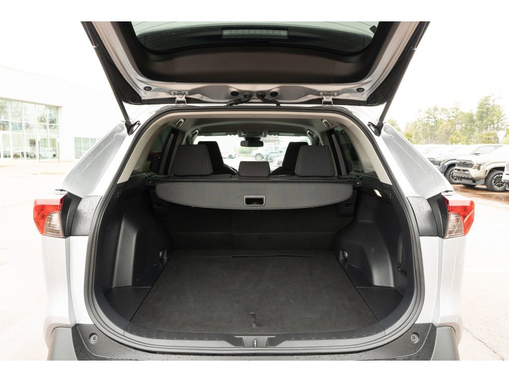 Used 2022 Toyota RAV4 LE image 14