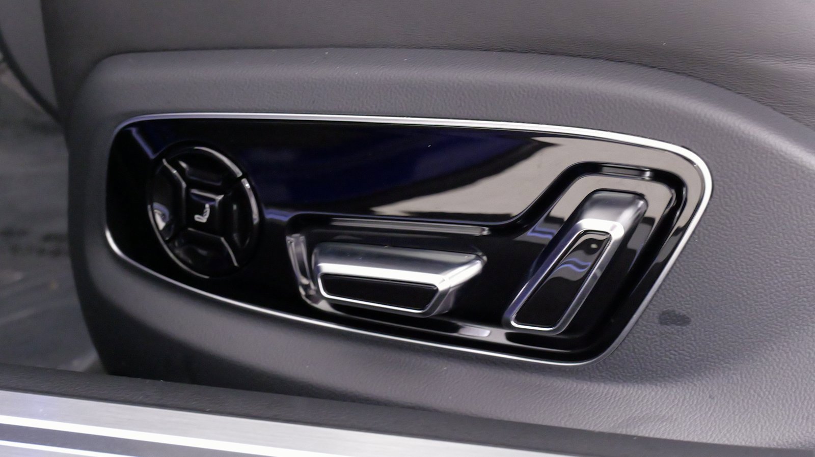 Used 2023 Audi S8 w/ S8 Comfort Plus Package image 42