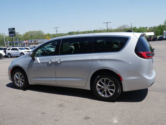 Used 2023 Chrysler Pacifica Touring-L w/ Uconnect Theater Family Group AWD/4WD image 8
