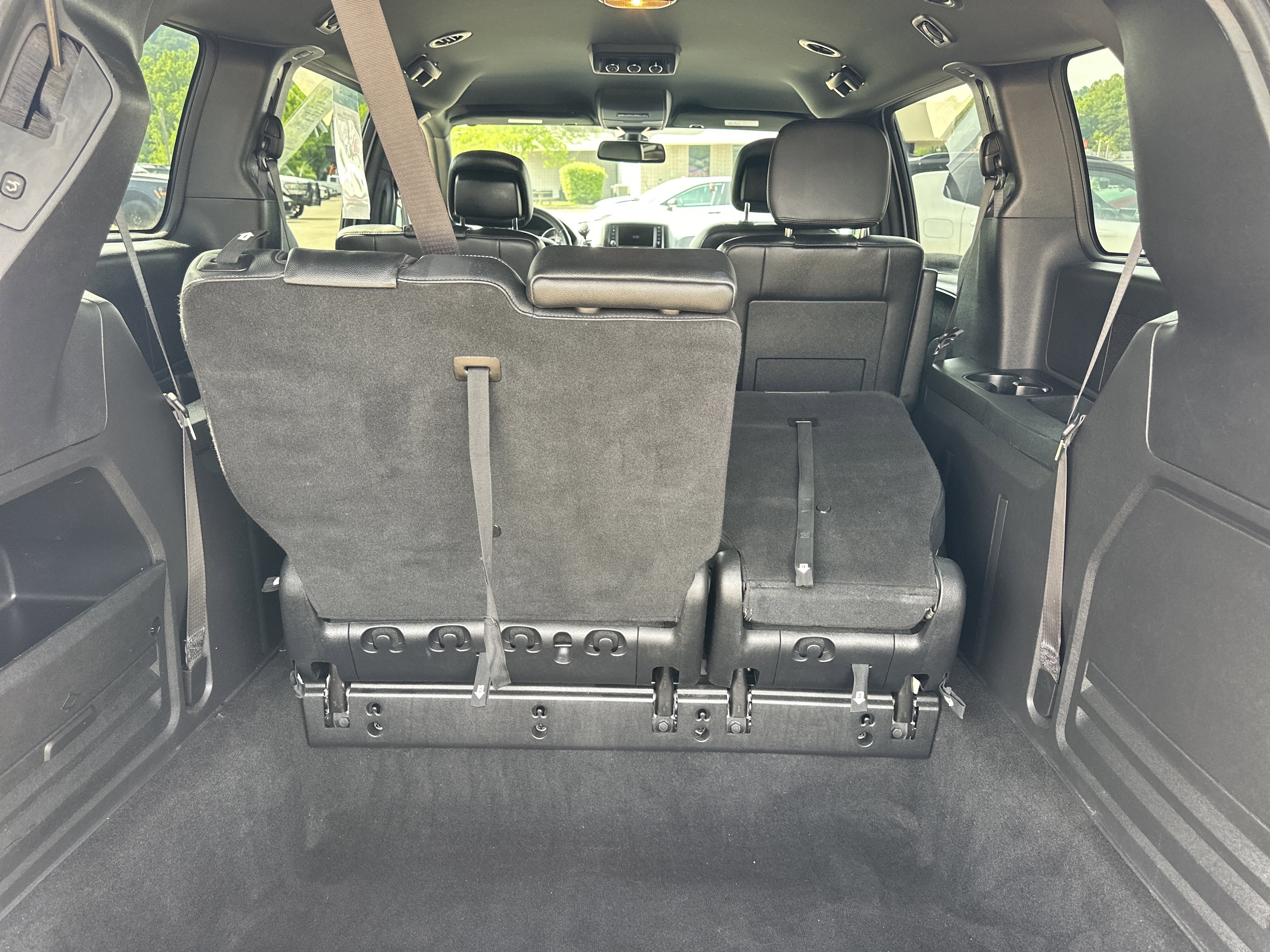 Used 2019 Dodge Grand Caravan SXT w/ Blacktop Package FWD image 8