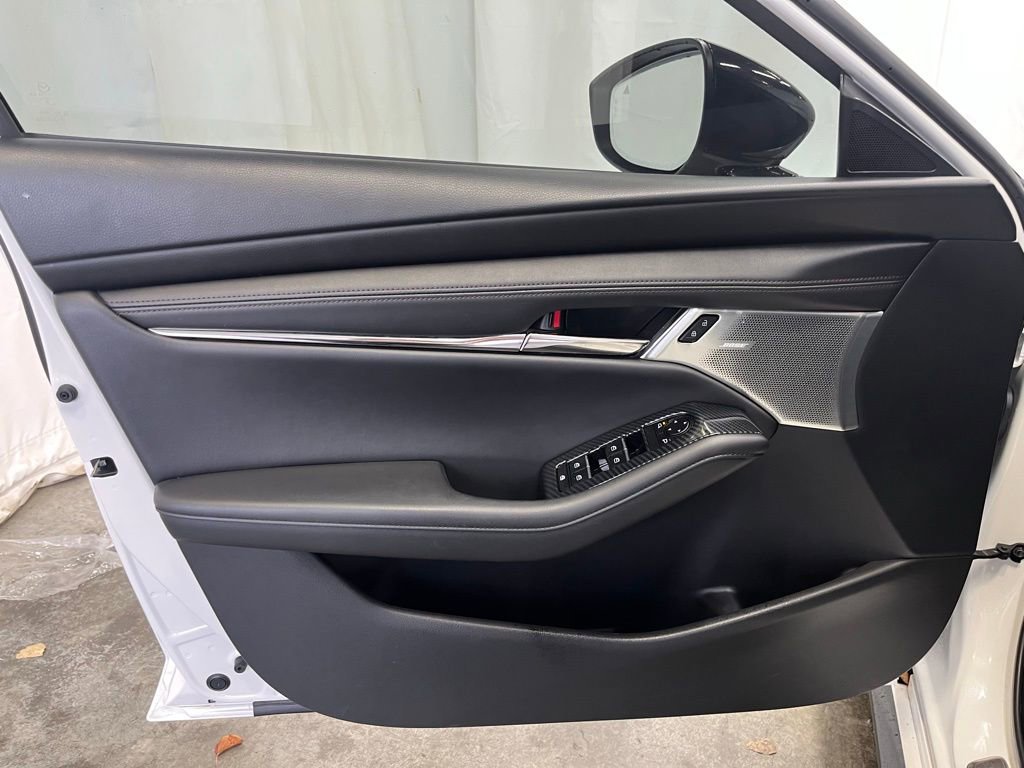 Used 2021 MAZDA MAZDA3 Hatchback w/Premium Plus Pkg image 9